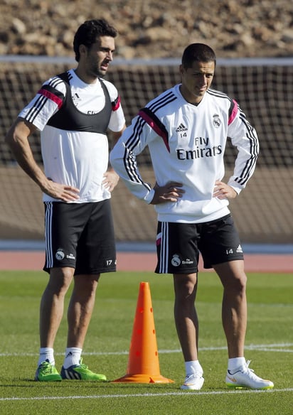 “Chicharito” saltó al césped junto con los suplentes del encuentro. (EFE)