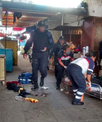 Fue en el andador Alianza, ubicado por la avenida Juárez donde las autoridades localizaron a una mujer de aproximadamente 35 años de edad con varios impactos de bala, misma que se encontraba tirada en el piso. 
