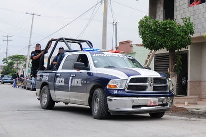 Detenidos. Policías Municipales capturan a tres que despojaron a jóvenes de sus celulares.