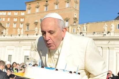 Los sacos de dormir llevan estampado el emblema papal, tienen capucha y fueron repartidos durante las últimas horas de la tarde de ayer, cuando se conmemoró su cumpleaños. (EFE)