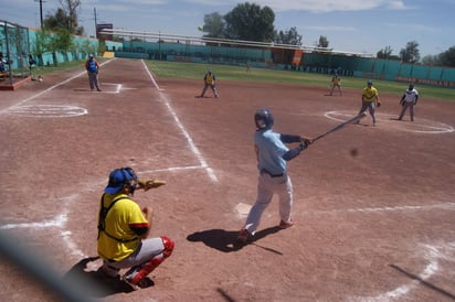 Se dieron con todo entre equipos de la Liga Magisterial de Softbol de la Sección 35. Sigue racha ganadora de Jubilados 