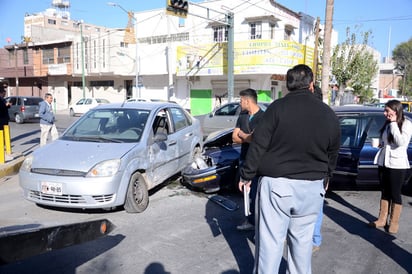 Causa accidente. La conductora de un coche marca Buick no respetó una luz roja e impactó a otra unidad en el sector Centro.