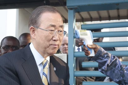 Ban Ki-moon pidió a los países afectados por el virus del Ébola evitar la discriminación contra trabajadores de la salud que luchan contra la enfermedad. (EFE)