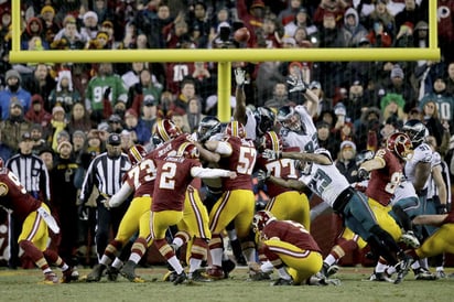 Con cinco segundos en el reloj, Kai Forbath dio un gol de campo, con el que Washington obtuvo la victoria (la cuarta del año) 27-24 sobre Filadelfia. (AP)