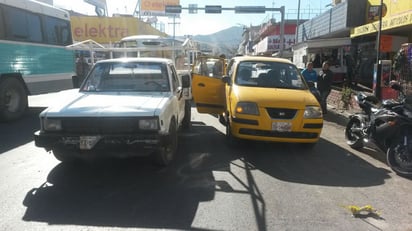 No se fija. Pasajero abrió la puerta de un taxy justo en el momento en el que pasaba una camioneta tipo pick up.