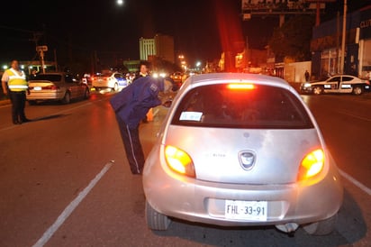 Revisiones. Elementos de Tránsito y Vialidad colocaron filtros en diversas vialidades, pero por tratarse de la Nochebuena evitaron infraccionar y detener a los conductores con aliento etílico.