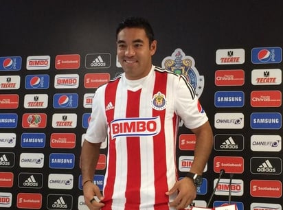 Chivas presentó oficialmente a Marco Fabián, quien aseguró regresar a la institución, como una persona y un futbolista diferente. (Twitter)