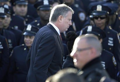 Los agentes, que presenciaban la ceremonia a través de pantallas gigantes instaladas en el exterior de la iglesia donde se celebró el oficio, se giraron cuando De Blasio inició su intervención. (EFE) 
