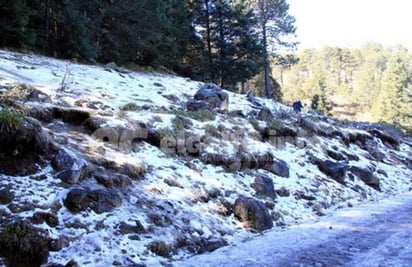 El fenómeno meteorológico, consistente en la formación de cristales, plumas y agujas de hielo suave de color blanco, ocurrió arriba de los 4 mil metros sobre el nivel del mar de dicha montaña ubicada a 46 kilómetros de esta capital. (Twitter)