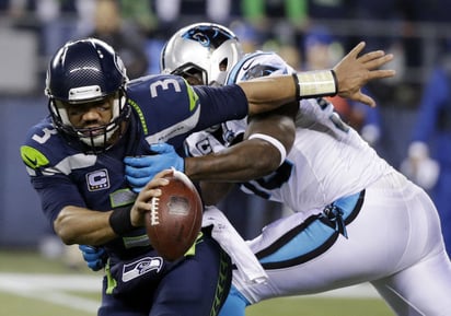 Russell Wilson lanzó tres pases de touchdown y Seattle venció 31-17 a los Panthers de Carolina para avanzar a la final de la Conferencia Nacional. (AP)