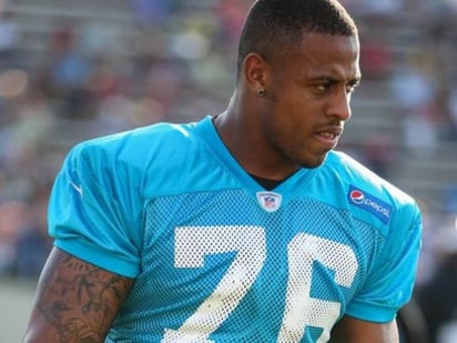 Greg Hardy fue separado del equipo por problemas extradeportivos. Panthers quieren a Hardy de vuelta