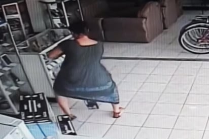 La mujer se apodera de la pantalla en cuestión de segundos con ayuda de una sorprendente maniobra. (YOUTUBE)