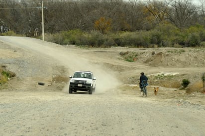 Faltan cinco puentes. Pese a que falta por construir cinco puentes de los ríos y arroyos que 'atraviesan' el camino a la carretera ya registra afluencia vehicular, principalmente pobladores de las comunidades aledañas de ambos municipios, de movimiento de mercancías, así como para el traslado de trabajadores a las naves avícolas y ranchos agrícolas.
