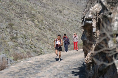 El pronunciado ascenso a la explanada del destino turístico en Mapimí, es un auténtico reto para todos los atletas participantes. Alistan la carrera del Puente de Ojuela