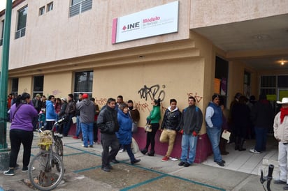 Trámites. Desde muy temprana hora, los usuarios hicieron largas filas al exterior del INE para renovar su credencial para votar. (EL SIGLO DE TORREÓN)