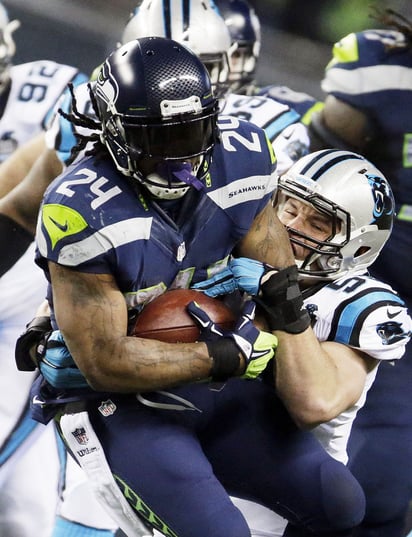 Marshawn Lynch es una 'fiera' en los emparrillados. (AP)