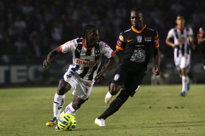 Jimmi Chará (i), del Monterrey, y Walter Ayoví, del Pachuca, durante el duelo de ayer en el Tec. (Jam Media)