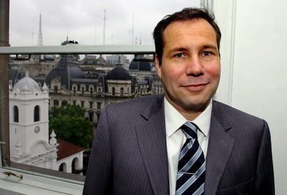 El cuerpo de Nisman fue descubierto apenas unas horas antes de su comparecencia prevista para hoy ante el Congreso para detallar la denuncia que alcanza a Fernández y a varios de sus colaboradores por el supuesto encubrimiento de los presuntos autores del atentado contra la AMIA. (ARCHIVO)