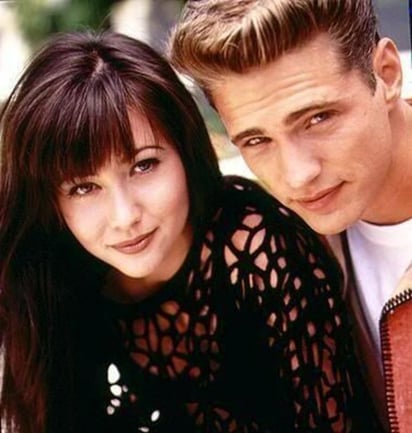 Problemas. Shannen Doherty y Jason Priestley se enfrentan una batalla por un libro que publicó el actor. (Archivo)