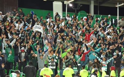 La Komún apoyó con tambores, trompetas y cantos a sus Guerreros. En cada gol volteaban hacia donde estaban ubicados los aficionados visitantes para “restregárselos” en la cara. (Fotos de Ramón Sotomayor)