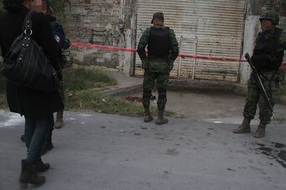 Muerto. El joven fue dejado sobre la banqueta. 