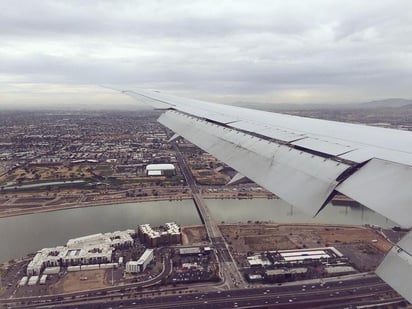 Junto al mensaje aparece una fotografía tomada desde el avión, donde se aprecia el Estadio de la Universidad de Phoenix, la sede del Super Bowl XLIX. (Twitter)