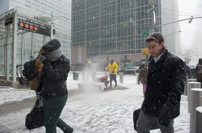 Las medidas que afectan a los estados de Nueva York, Nueva Jersey y Connecticut fueron anunciadas por sus respectivos gobernadores en ruedas de prensa para actualizar datos sobre las medidas especiales adoptadas para hacer frente al temporal. (EFE)