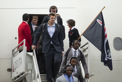 El ala cerrada Rob Gronkowski (c) desciende del avión que transportó a los Patriotas a Arizona. (Fotografía de AP)