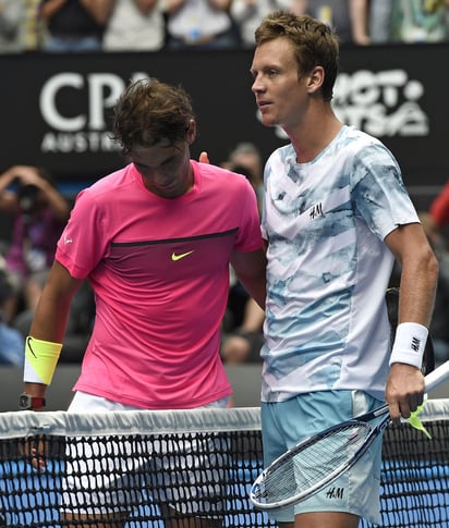 El checo Berdych consuela a Rafael Nadal al final del encuentro. (AP)