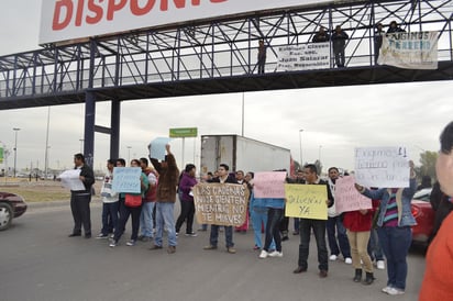 Bloqueo. Maestros de la Secundaria Juan Salazar se plantaron en el periférico para exigir el terreno para la escuela.