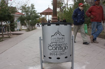 Depósitos. En total se instalarán 12 contenedores de basura, ocho de ellos en la plaza principal, ya que no cuenta con ninguno. (EL SIGLO DE TORREÓN/ MARY VÁZQUEZ)