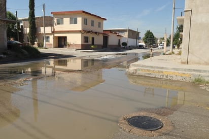 Molestia. Los vecinos de la colonia Villa Jardín señalan que llevan mucho tiempo con sus calles llenas de aguas negras, justo como se ve. 