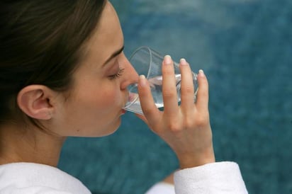 Al beber agua de esta manera se estará bien hidratado y llevando un correcto proceso de desintoxicación, por lo que se notará un mejor funcionamiento del intestino, más claridad mental, posible disminución de peso, limpieza de cutis y un aspecto mucho más brillante en la piel. (ARCHIVO)