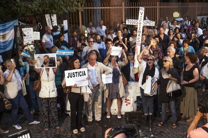 Velatorio.  Manifestantes con rosas y carteles piden justicia en el velatorio del fiscal Nisman. (ARCHIVO)