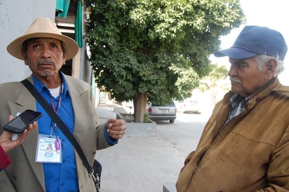 Citatorio. Ayer el comisariado ejidal, acompañado por el presidente de la asociación civil, atendieron el citatorio de la PGJE. (EL SIGLO DE TORREÓN/ MARY VÁZQUEZ)