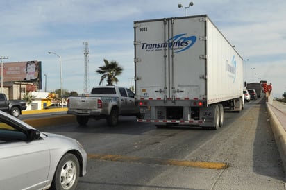 Riesgo. Automovilistas denuncian la colocación de bordos en la subida al Puente Valle Verde; consideran que hay riesgo.