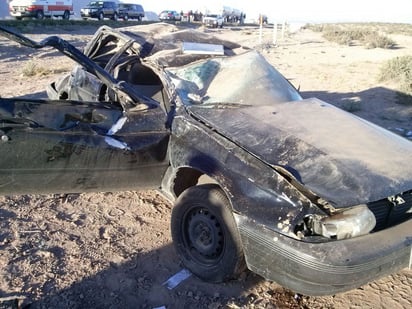 Tragedia. Un automóvil tipo Tsuru volcó sobre la terracería de la carretera Saltillo-Torreón, una joven perdió la vida.