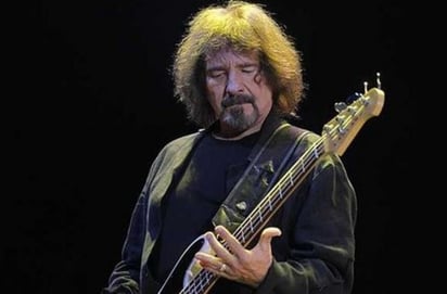 Delito menor, agresión, intoxicación pública y vandalismo, son los delitos por los que se acusa a Geezer Butler, quien tuvo que pasar la noche en la cárcel.