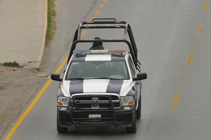 Robo. Los patrulleros capturaron a los tres sujetos.