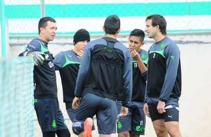 El plantel de Santos Laguna regresó a los entrenamientos ayer tras contar con un día de descanso, y a pesar de la buena racha que están atravesando, saben que aún falta mucho camino por recorrer. (Jesús Galindo)