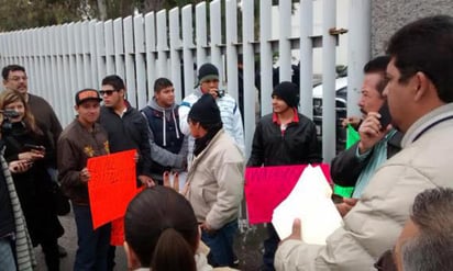 Un grupo de propietarios de autos de procedencia extranjera intentaran entrar a las oficinas de Gómez Uranga en el edificio Coahuila. (El Siglo de Torreón)