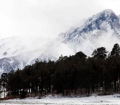 Protección Civil recomienda precauciones a los automovilistas que circulen cerca del Nevado. (Twitter)