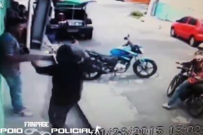 El policía en cubierto se distrae con su móvil, acción aprovechada por un par de maleantes que circulaban por el sitio. (YOUTUBE)