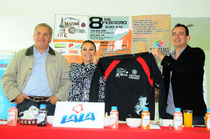 El comité organizador presentó la playera de manga larga que incluirá el kit del corredor. (Foto Jesús Galindo L.)