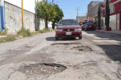 Daños. Debido a los hundimientos en la calle Torre del Sol los vehículos se han visto afectados. 