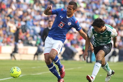 El delantero paraguayo de Cruz Azul, podría ver acción ante Querétaro. (Archivo)