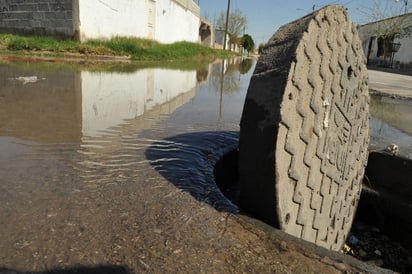 Saturado. A poco más de una semana de las fuertes lluvias registradas en la ciudad, se agudizó el problema de brotes de aguas negras en colonias del suroriente. Se realizan trabajos de desazolve.