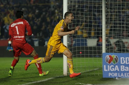 Jesús Alberto Dueñas festeja su gol ante Morelia, mismo que le dio el triunfo a Tigres ayer en el Estadio Universitario. Tigres logra triunfo ante Morelia