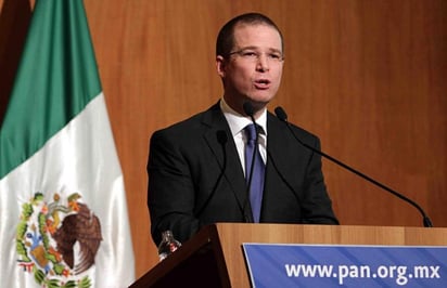 El coordinador de los diputados del PAN, Ricardo Anaya, pidió al presidente de la Cámara de Diputados, Silvano Aureoles, solicitar licencia para que haya equidad en la contienda por la gubernatura de Michoacán. 