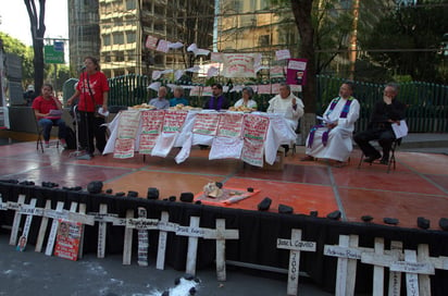 Exigencias. Familiares de los mineros enterrados en la mina toman la palabra en la misa celebrada en el Distrito Federal. (EFE)